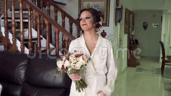 新娘花束在倒影中移动上坡新娘在婚礼花束上拿并纠正它视频的预览图