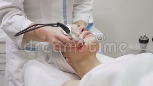 女性在射频提升面部皮肤的过程中视频的预览图