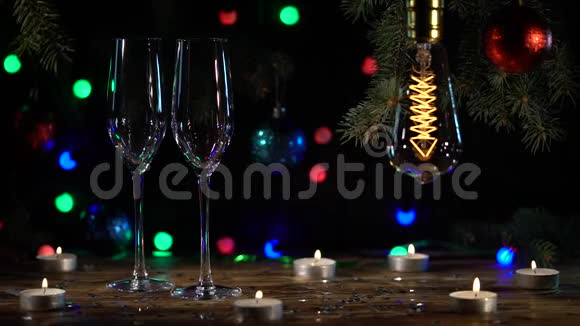 两杯正在倒香槟的桌上都是点着灯泡的喜庆气氛慢动作视频的预览图