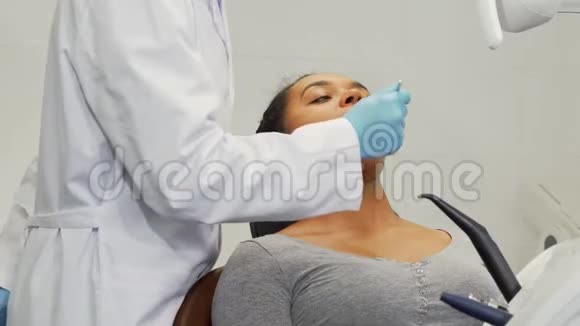 漂亮的幸福女人在牙齿检查后微笑视频的预览图