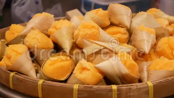 异国情调的东方亚洲甜蜜美味的甜点不寻常的五颜六色的传统菜肴在巴扎的柜台上与视频的预览图