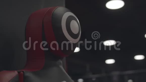 关闭运动人体模型头在空的黑暗大厅拳击在健身房库存录像体育器材视频的预览图