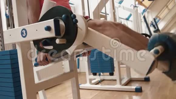 无名男子运动员正在训练腿部卷曲训练器特写镜头4k健身视频的预览图