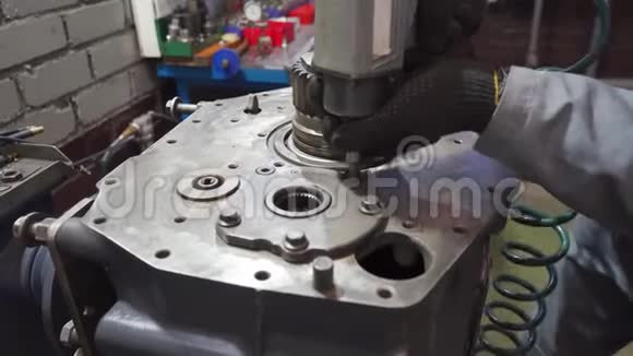 男气动机修工拆装发动机视频的预览图