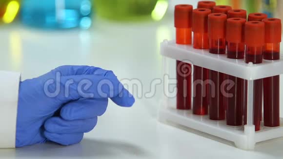 实验室科学家用血样取试管进行生化试验视频的预览图