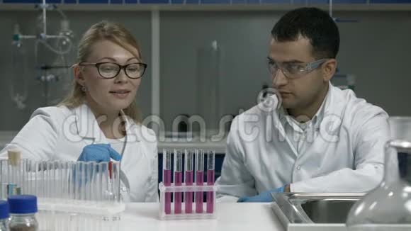 科学家在化学实验室进行研究视频的预览图