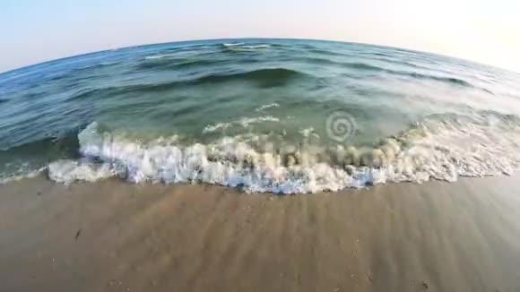 在一个阳光明媚的夏日海滩上的海波被关闭视频的预览图