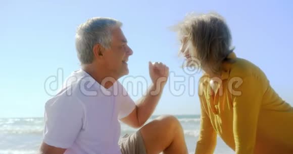 活跃的高加索夫妇在海滩上玩得开心的侧面景色视频的预览图