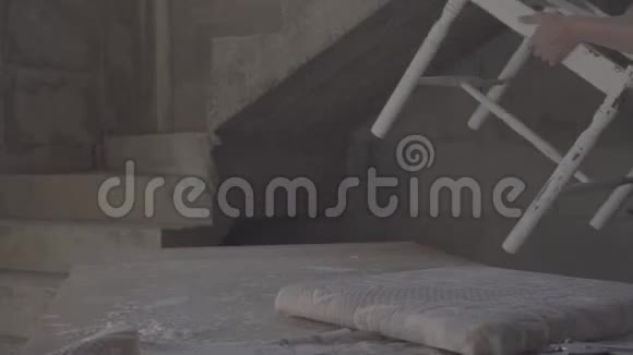 木匠女修复装椅子视频的预览图