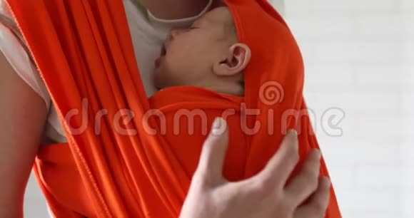 抱着新生婴儿的女人视频的预览图