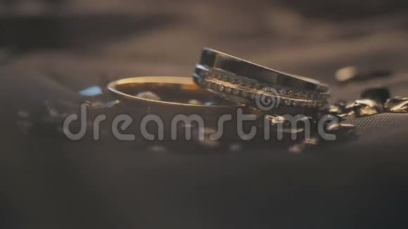 装饰面上的结婚戒指上闪耀着光接近宏观视频的预览图