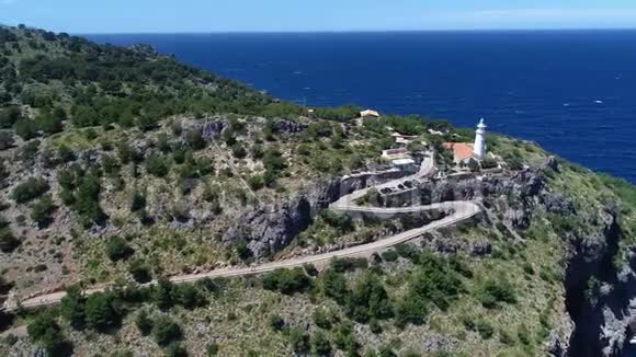 卡普格罗斯灯塔的鸟瞰图位于马略卡索勒港附近的悬崖上视频的预览图