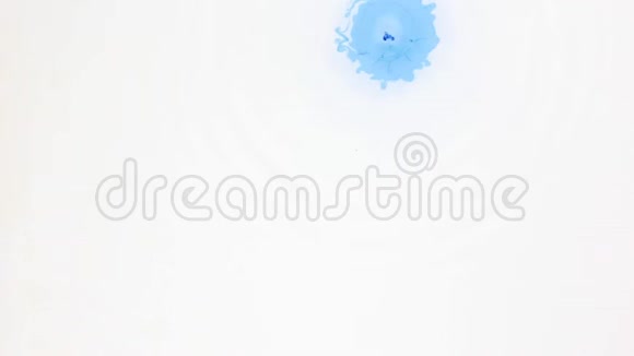 蓝色的墨水滴在白水里上景视频的预览图