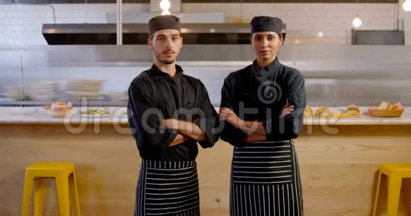 男子和女子厨师用手臂交叉站立视频的预览图
