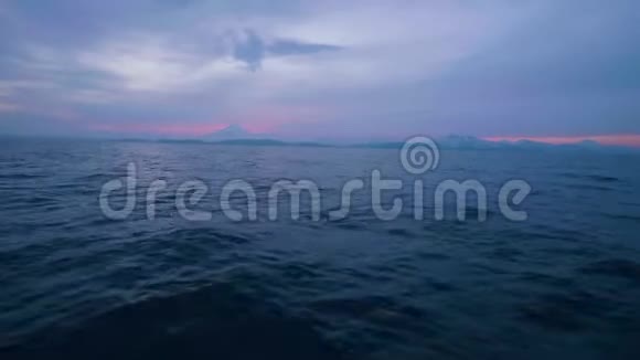 夕阳西下山上有云海面有碧波视频的预览图