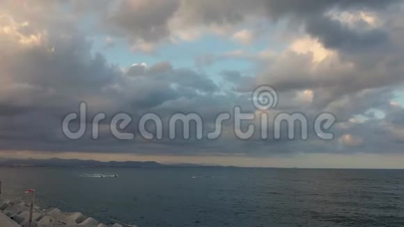 晴天的蓝色大海和岩石视频的预览图