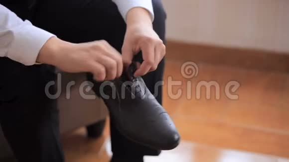 男人穿上鞋子视频的预览图