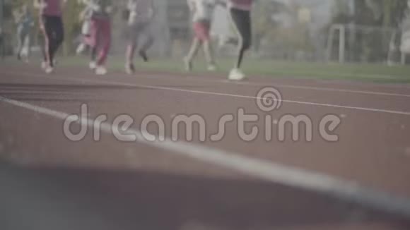 人们的腿在路上跑步慢跑视频的预览图