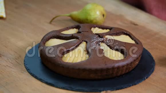 自制巧克力蛋糕加梨撒一个粉糖视频的预览图