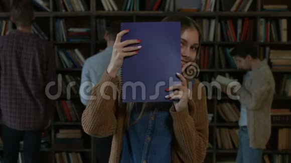 图书馆里微笑迷人女孩的画像视频的预览图