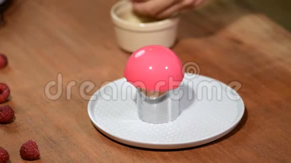 烹饪烘焙和糖果的概念厨师装饰镜子釉蛋糕与坚果在厨房视频的预览图