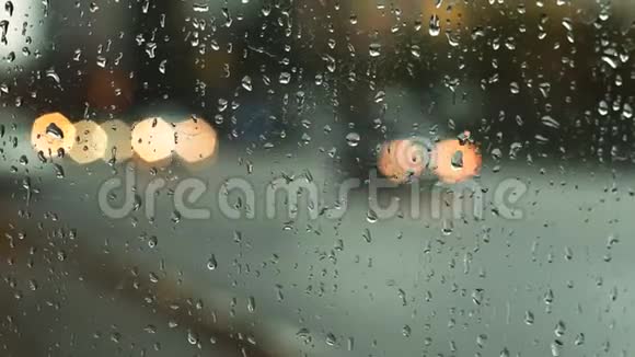 晚上城市里下雨天气视频的预览图
