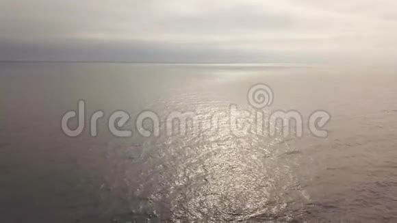 空中风景金色清晨日出和孤帆船出海视频的预览图