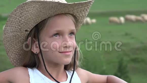 农村女孩肖像和放牧绵羊牛仔农民儿童放牧动物4K视频的预览图