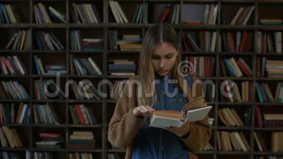 漂亮的女学生在图书馆看书视频的预览图
