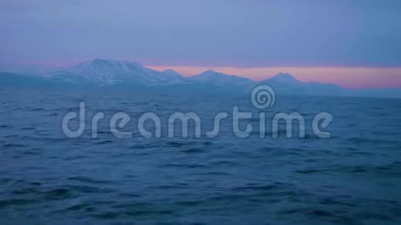 雪山和海水的美丽日出视频的预览图