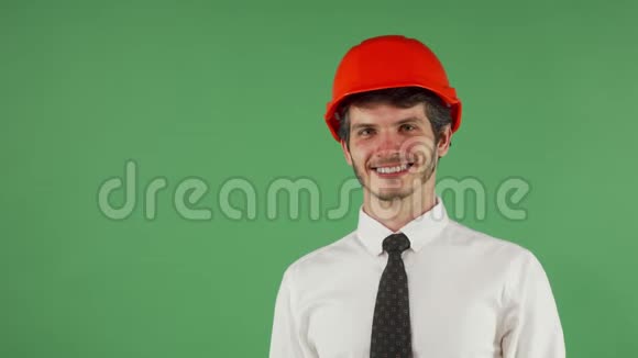 开朗帅气的男工程师戴着安全帽对着镜头眨眼视频的预览图