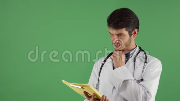 英俊的男医生在检查文件的时候视频的预览图