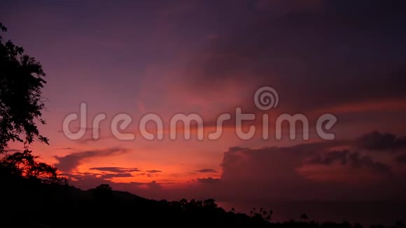 雄伟的热带紫色夏季夕阳在海面上群山的轮廓戏剧性黄昏的空中景色视频的预览图