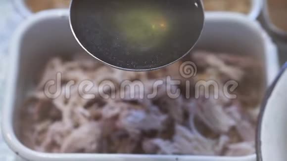 从厨房的勺子里倒出肥肉汤视频的预览图