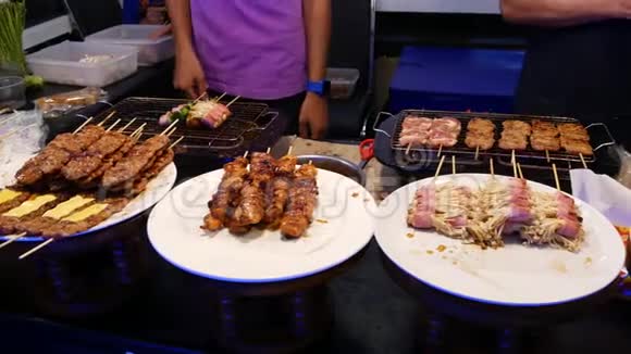 泰国传统亚洲夜市美食市场烧烤肉丸和其他异国风味的美味小吃视频的预览图