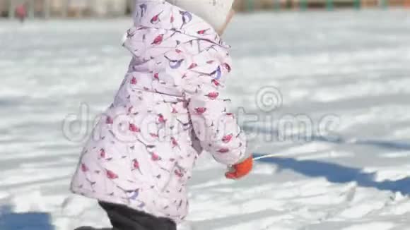 妈妈和女儿在雪地里跑来跑去打雪球一个阳光明媚的冬日视频的预览图