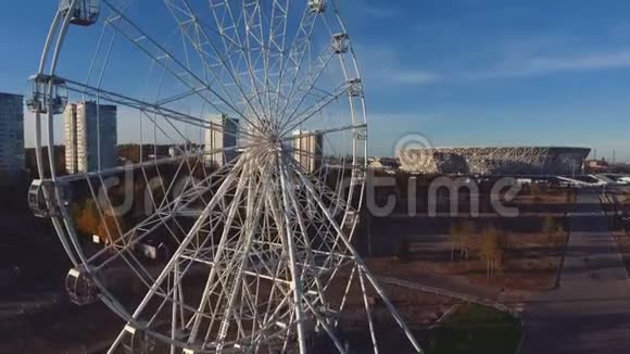 伏尔加格勒摩天轮和体育场的鸟瞰图视频的预览图