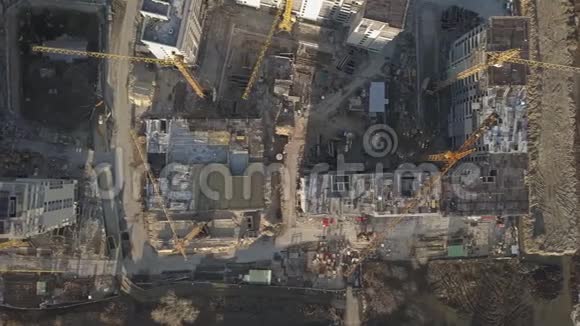 新建住宅综合体建设地点从工地上空飞过视频的预览图