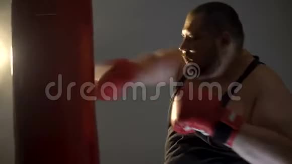 疲惫的汗流浃背的拳击手戴手套运动生活方式保健饮食视频的预览图