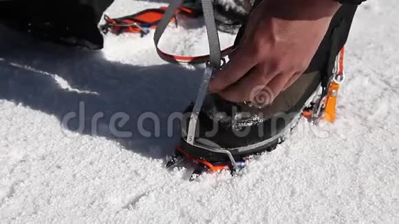 登山者穿上冰爪视频的预览图