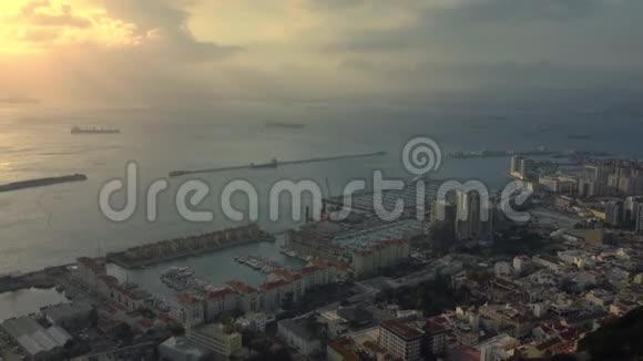 英国海外领土直布罗陀海滨的鸟瞰图视频的预览图
