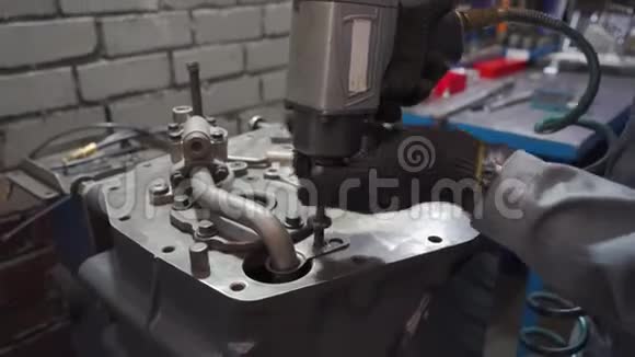 男气动机修工拆装发动机视频的预览图