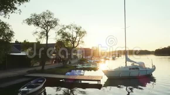 带着游艇在湖边日落视频的预览图
