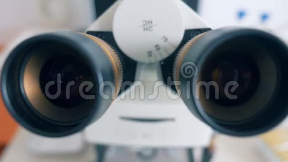 合上显微镜的两眼视频的预览图