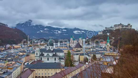 奥地利旧萨尔茨堡上空的雨云视频的预览图