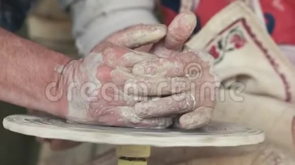 关闭陶工制作粘土容器的手视频的预览图