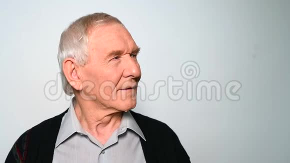 开朗的老人在白色的背景上微笑着视频的预览图