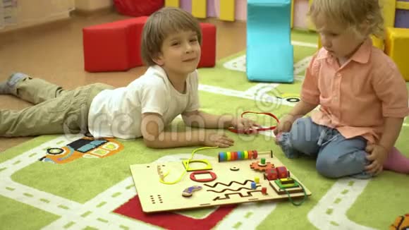 幼儿在幼儿园玩教育玩具视频的预览图