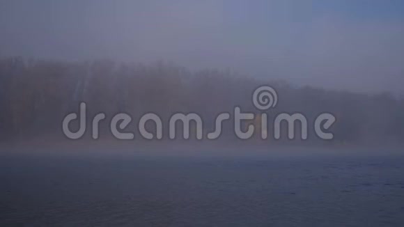 雾状的早晨在河岸时间流逝视频的预览图