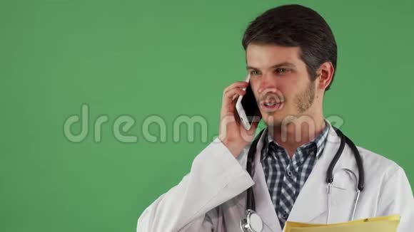 胡子男医生在电话里说话目光集中视频的预览图